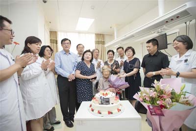 4-1 李桓英教授過生日 (1).jpg